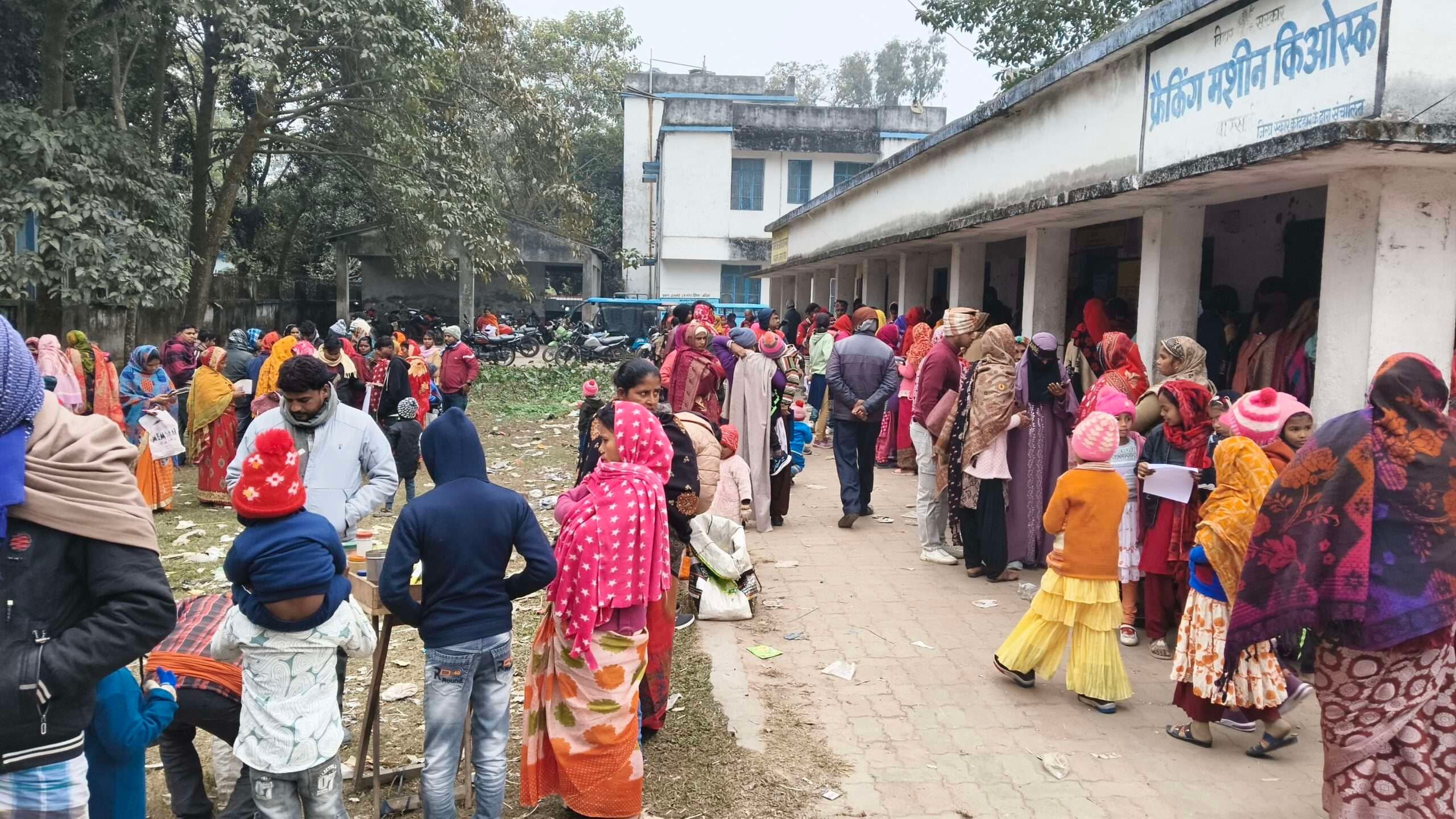 आधार अपडेट कराने को लेकर केंद्र पर लग रही भीड़