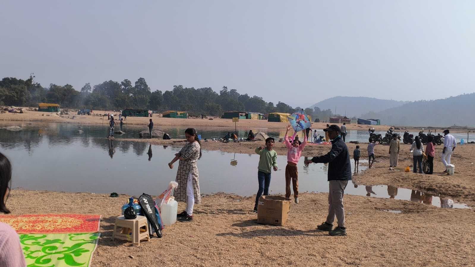 पिकनिक स्पॉट में उमड़े सैलानी