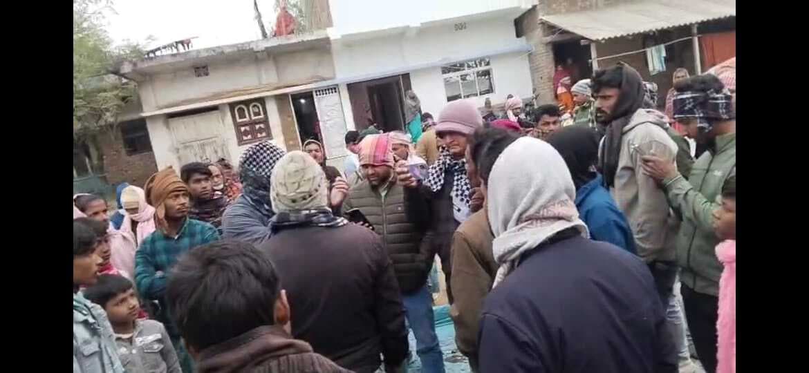 सड़क निर्माण में अनियमितता पर भड़के ग्रामीण, कार्य रोका