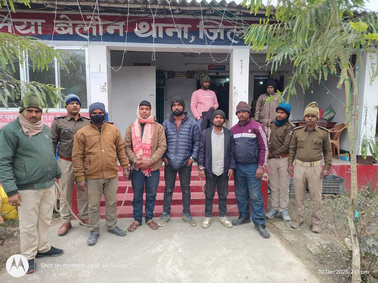 लावारिस 255 लीटर देसी शराब जब्त, दूसरे मामले में पांच तस्कर गिरफ्तार