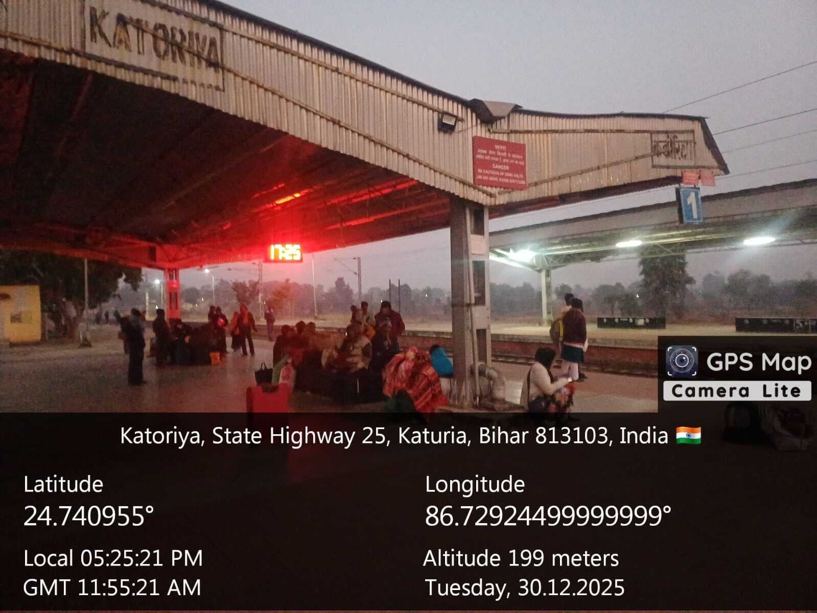 कटोरिया रेलवे स्टेशन में रोशनी के अभाव में यात्री परेशान