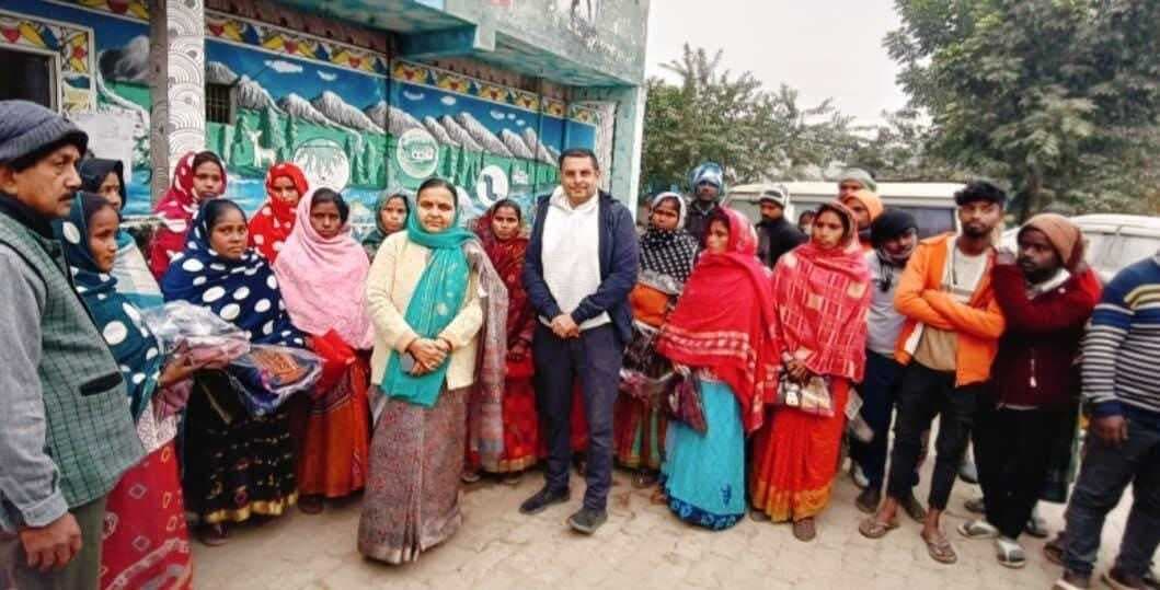 निगम के सफाई कर्मियों के बीच महापौर व नगर आयुक्त ने किया शॉल वितरित