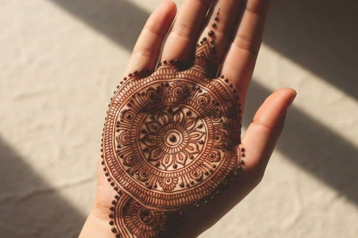mndla mehndi desigen for front hand (AI Generated)