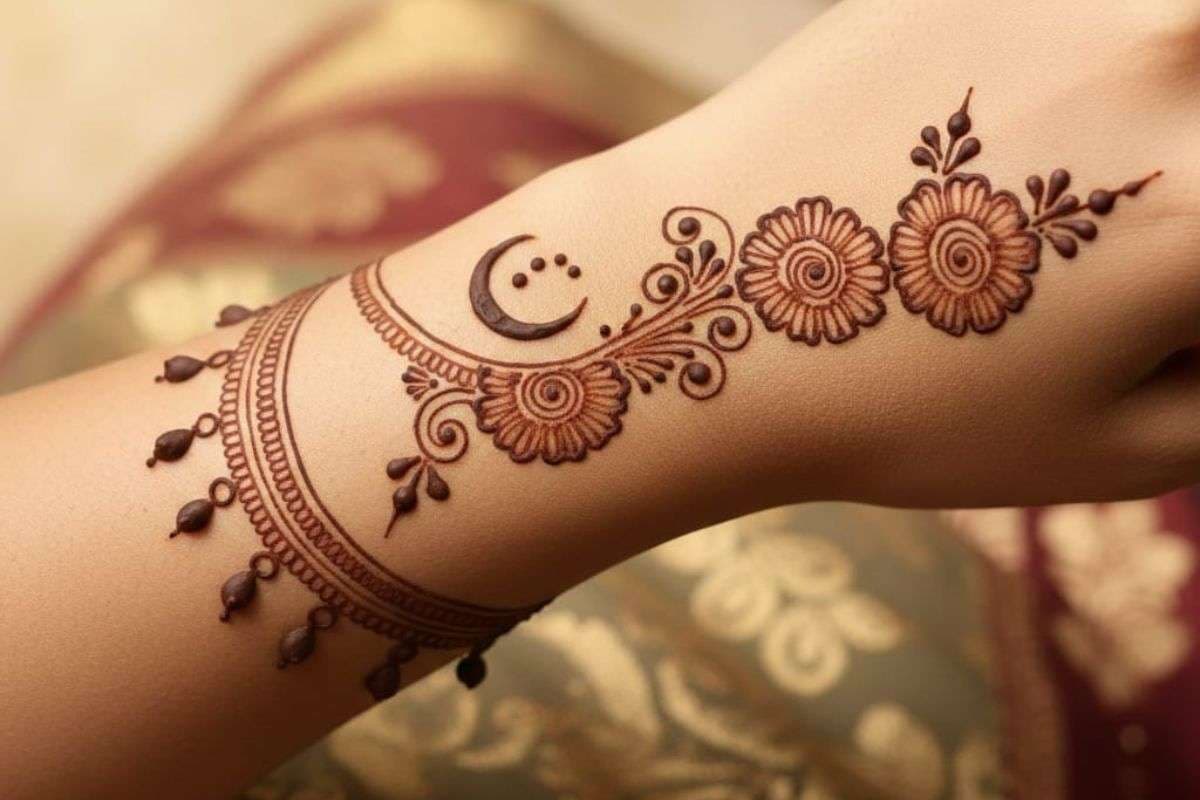 A special motif on the wrist Mehndi Design