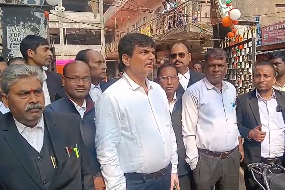 Dhanbad: बार एसोसिएशन का अनिश्चितकालीन हड़ताल शुरू, रास्ता बंद किए जाने से सभी वकील नाराज