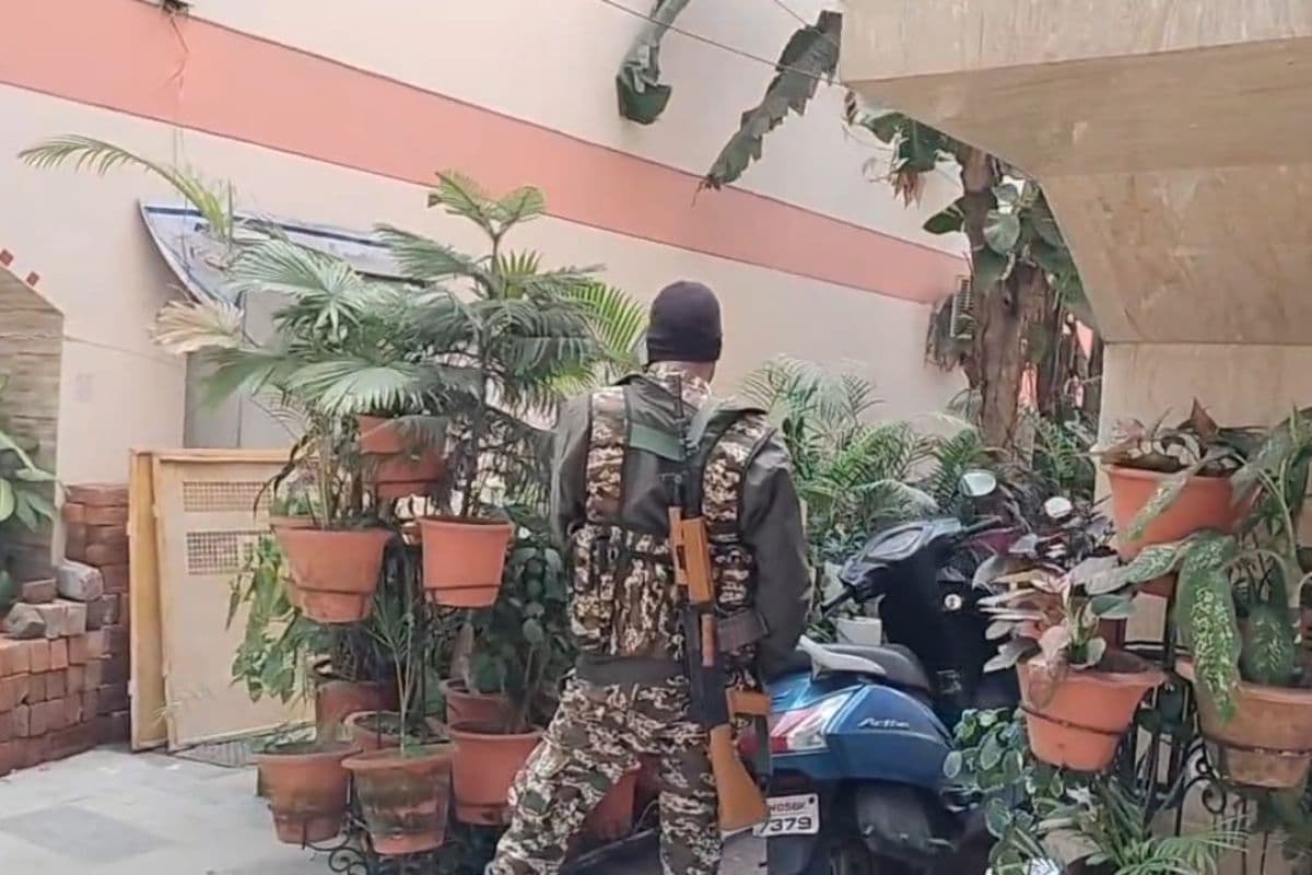 Jamshedpur: IT के छापे से हड़कंप, शहर के मशहूर CA मनोज चौधरी के आवास पर दिनभर चली छापेमारी