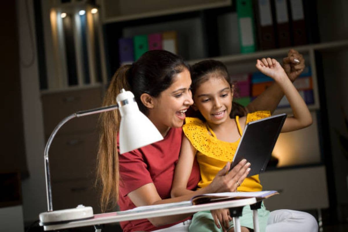 Parenting Tips: आत्मविश्वास से भरपूर होगा आपका बच्चा, बस अपनाने होंगे ये जरूरी टिप्स