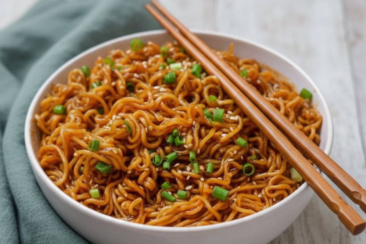 Korean Style Noodles: घर पर बनाएं स्पाइसी कोरियन नूडल्स, वो भी सिर्फ 10 मिनट में! स्वाद ऐसा कि बाहर का खाना भूल जाएंगे