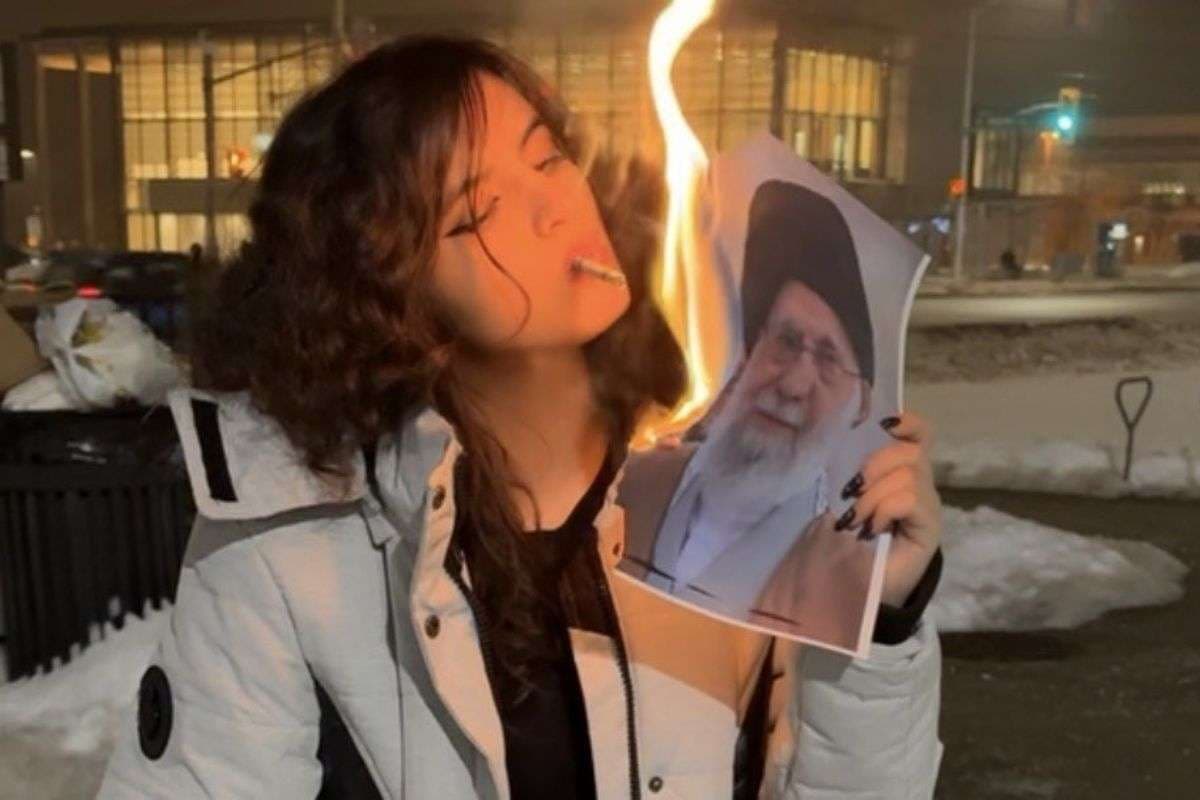 ‘मोर्टिशिया एडम्स’, वो लड़की- जिसने खामनेई की फोटो से सिगरेट जलाई और मचा दी खलबली, पूरी क्रांति की सच्चाई खुद बताई