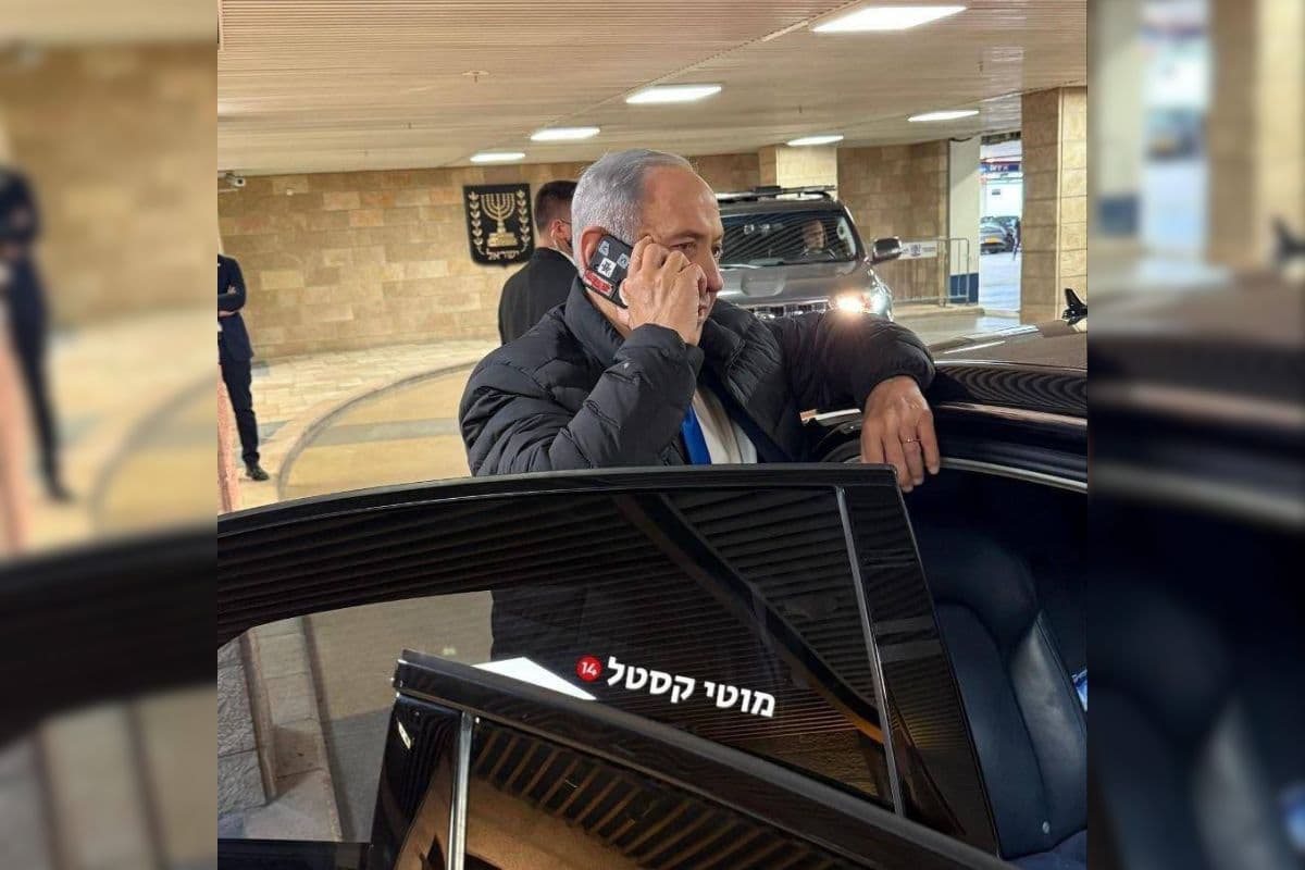 फोन के कैमरे पर टेप लगाकर क्यों घूम रहे हैं PM नेतन्याहू? क्या आपका स्मार्टफोन भी कर रहा है जासूसी? जानें क्या है ‘कैमफेक्टिंग’