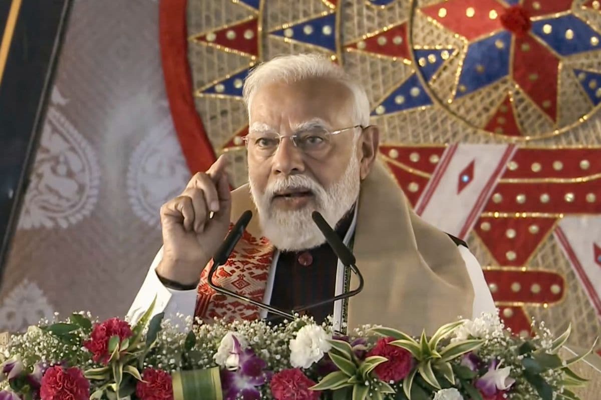 PM मोदी का असम को तोहफा, काजीरंगा में बनेगा 35 KM लंबा एलिवेटेड कॉरिडोर, 2 अमृत भारत ट्रेनों को भी दिखाई हरी झंडी