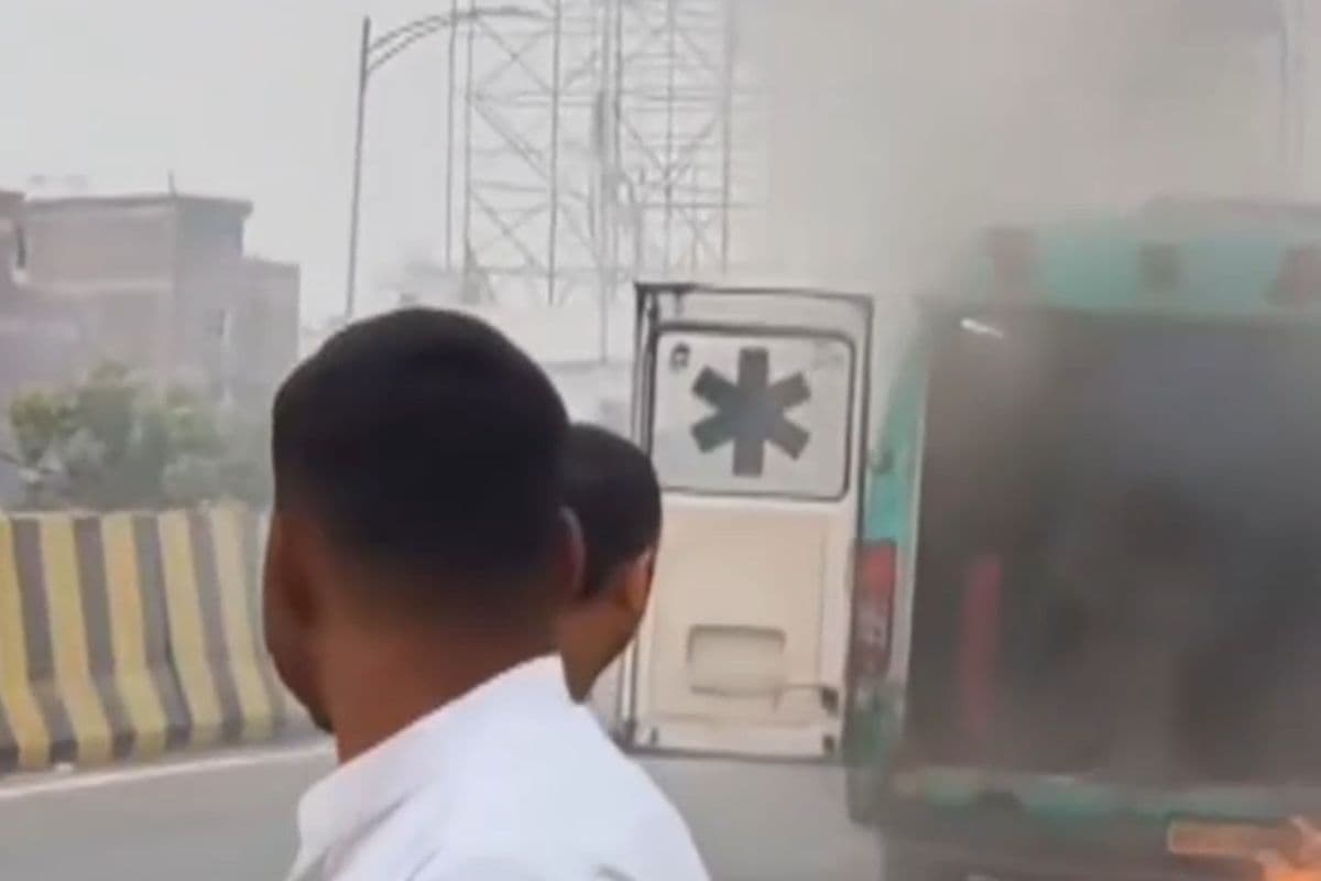 अटल पथ पर एंबुलेंस बनी आग का गोला, बाल-बाल बचे 4 अटेंडेंट और मरीज, मची अफरातफरी