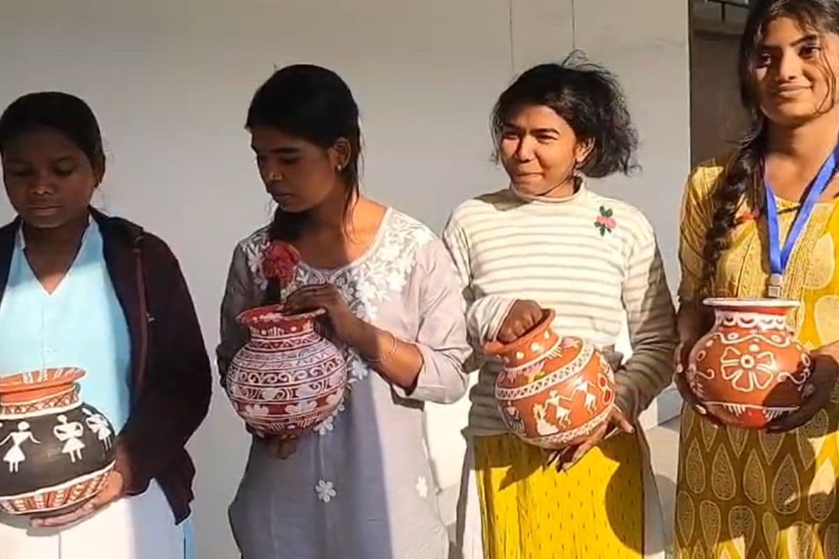 Saraikela: पॉट पेंटिंग प्रतियोगिता में छात्राओं ने दिखाया हुनर, युवा महोत्सव 2026 की धूम