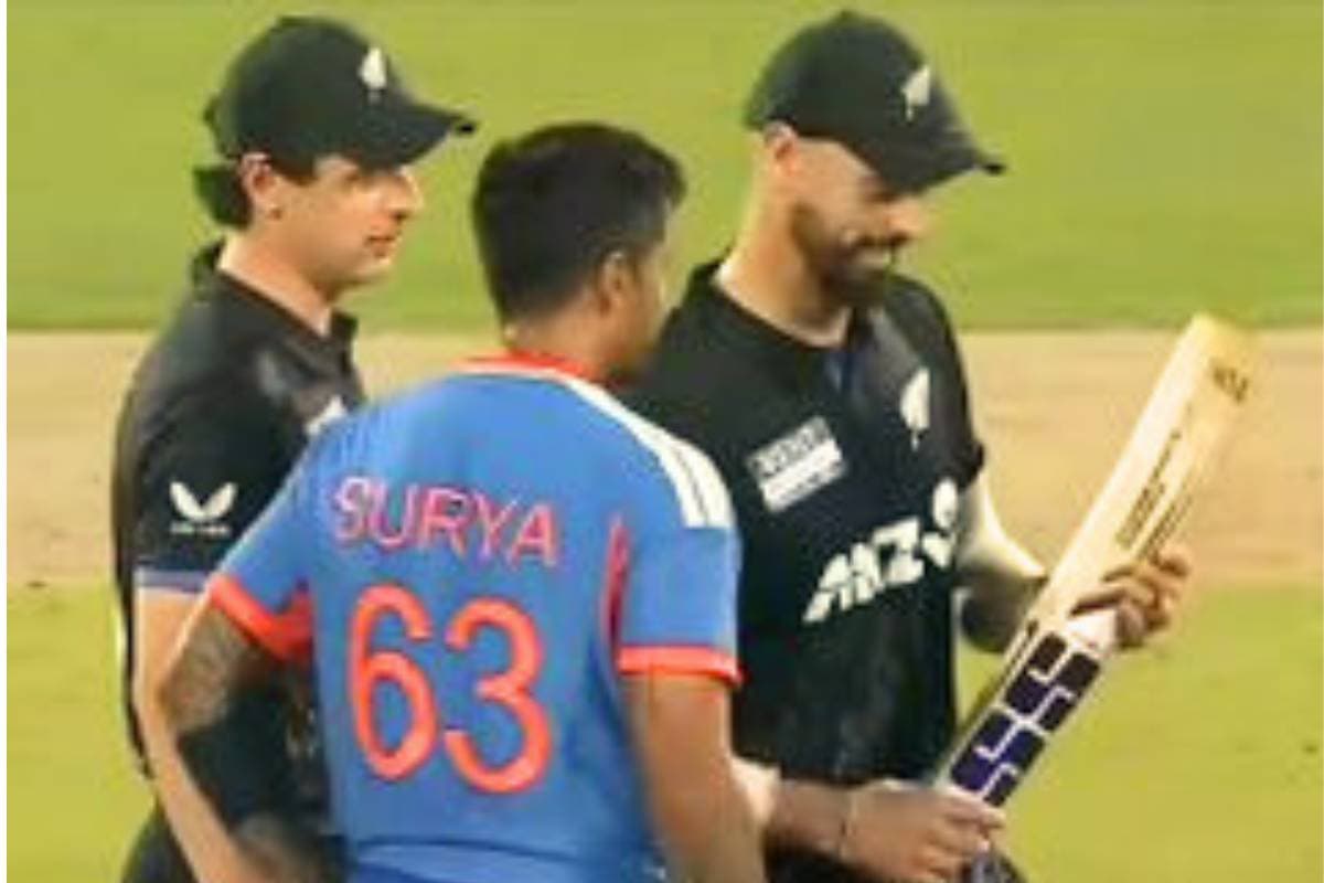 कीवी खिलाड़ी को हुआ शक, बीच मैदान चेक किया सूर्या का बल्ला, T20 वर्ल्ड कप से पहले लौटी पुरानी लय