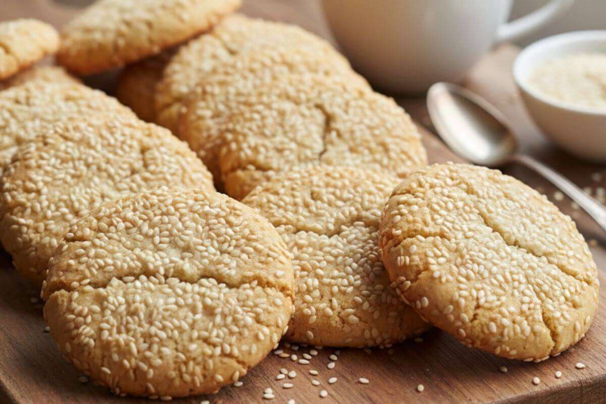 Til Cookies Recipe: घर पर बनाकर ट्राई करें टेस्टी तिल कुकीज, जानें बनाने की आसान रेसिपी