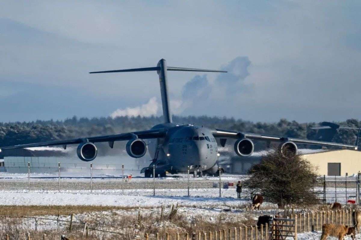 वेनेजुएला के बाद अगला टारगेट कौन? ब्रिटेन में उतरे अमेरिकी लड़ाकू विमान, ग्रीनलैंड से रूस तक बढ़ा टेंशन