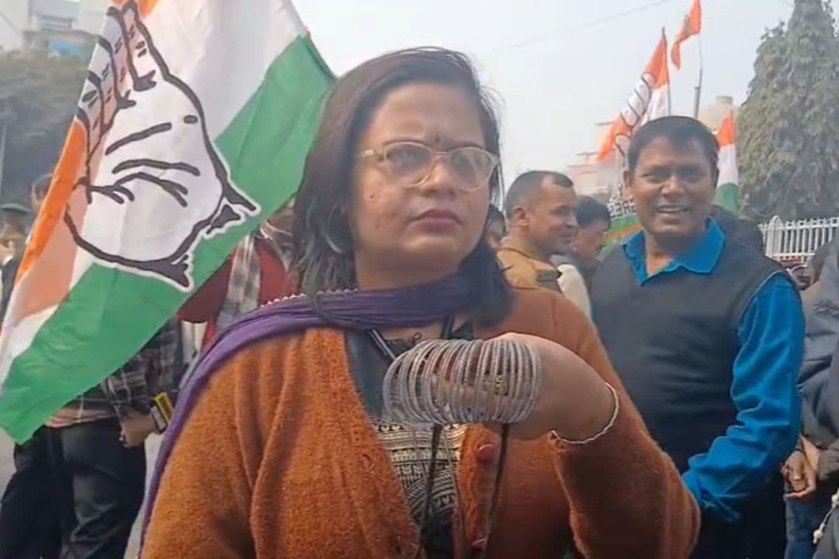 पटना हॉस्टल कांड: NEET छात्रा के लिए कांग्रेस का प्रदर्शन, चूड़ियां लेकर पहुंची महिला कार्यकर्ता ने कहा- सम्राट चौधरी को देंगे