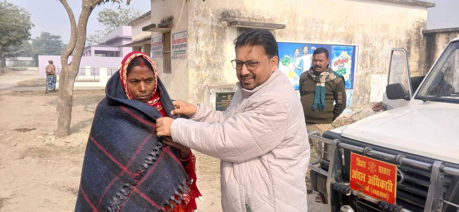 जरूरतमंदाें को दिया गया कंबल