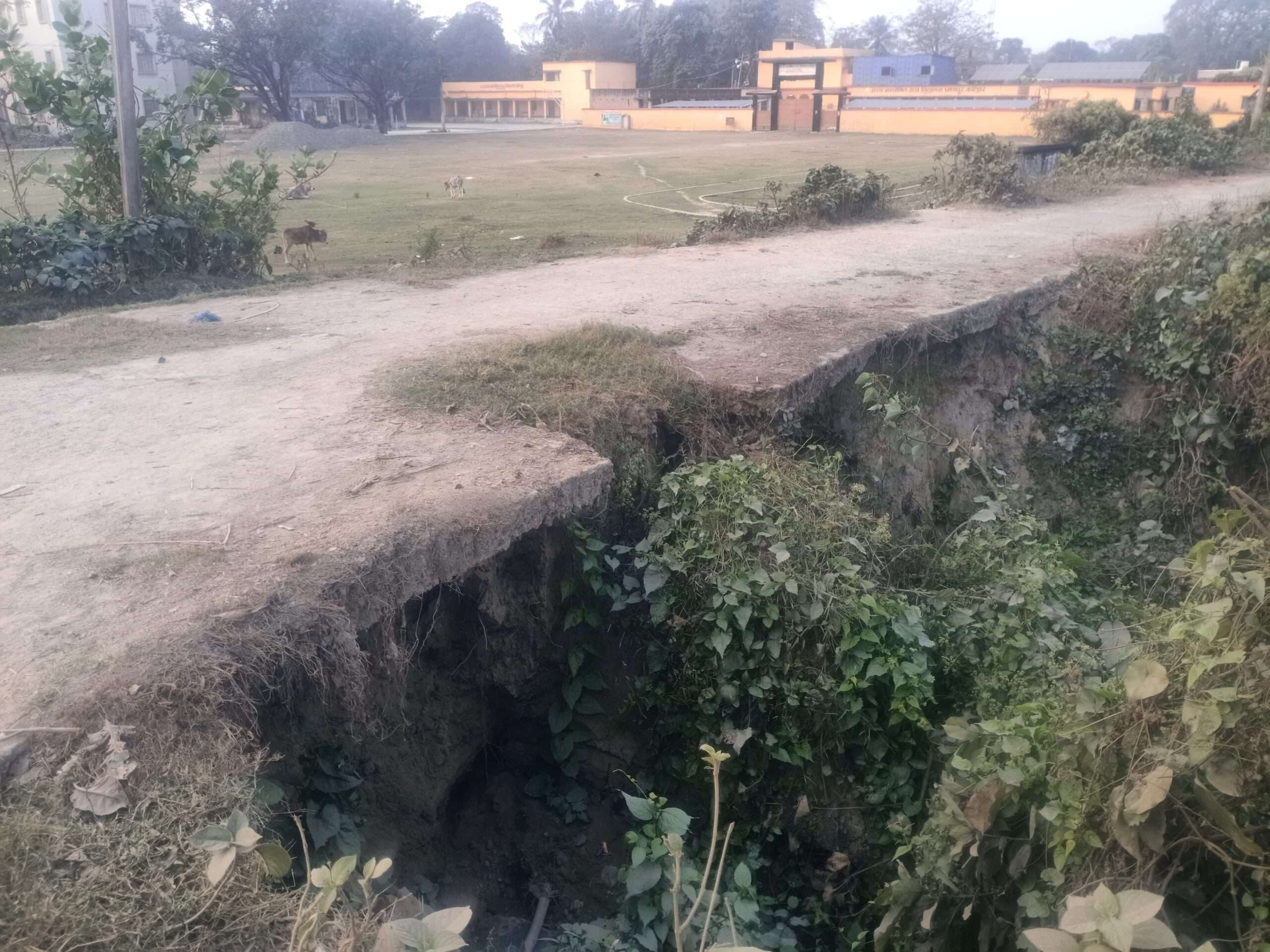 सड़क किनारे बना गढ्ढा, हादसे को दे रहा निमंत्रण