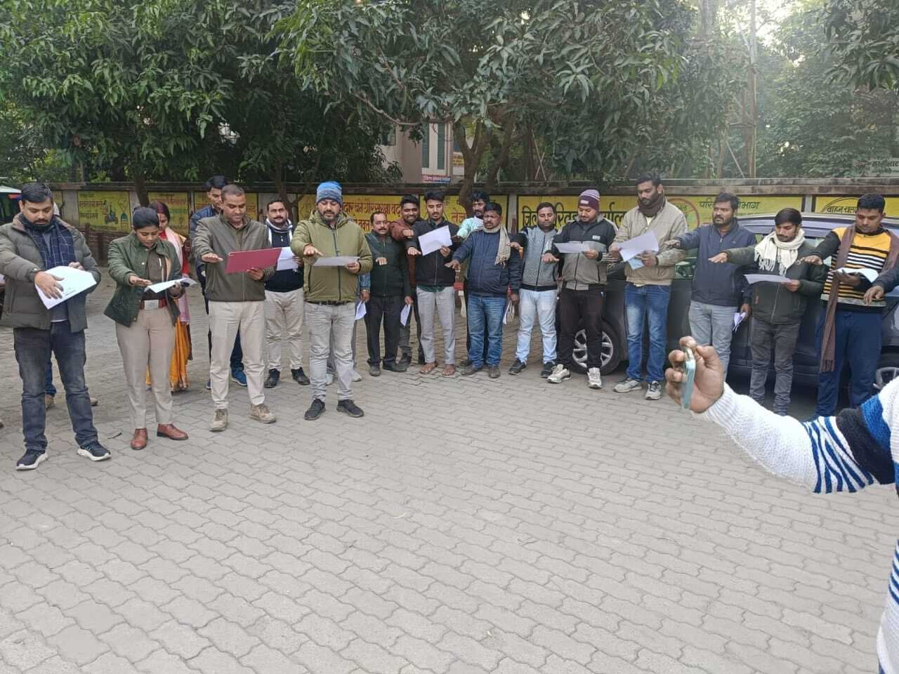 जिला परिवहन कार्यालय परिसर में सड़क सुरक्षा को लेकर दिलाई गयी शपथ