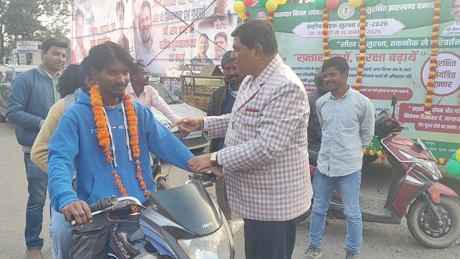 बिना हेलमेट वाहन चला रहे लोगों को डीटीओ ने माला पहना कर दी चेतावनी