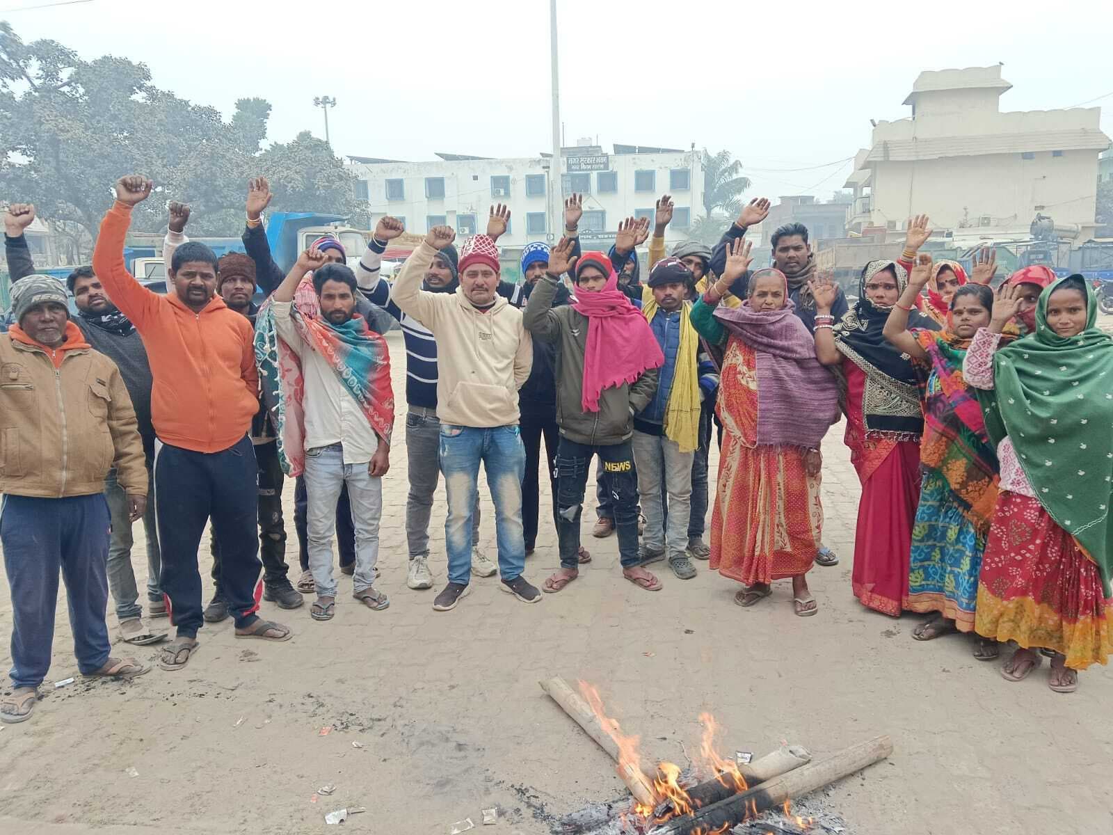 निगम सफाई कर्मियों का दूसरे दिन भी सांकेतिक हड़ताल रहा जारी