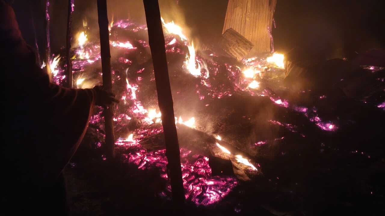 आग से तीन बकरियां झुलसी, हजारों की संपत्ति जलकर राख