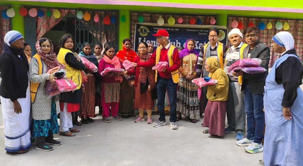 मिशनरी ऑफ चैरिटी में महिलाओं बांटे ऊनी कपड़े