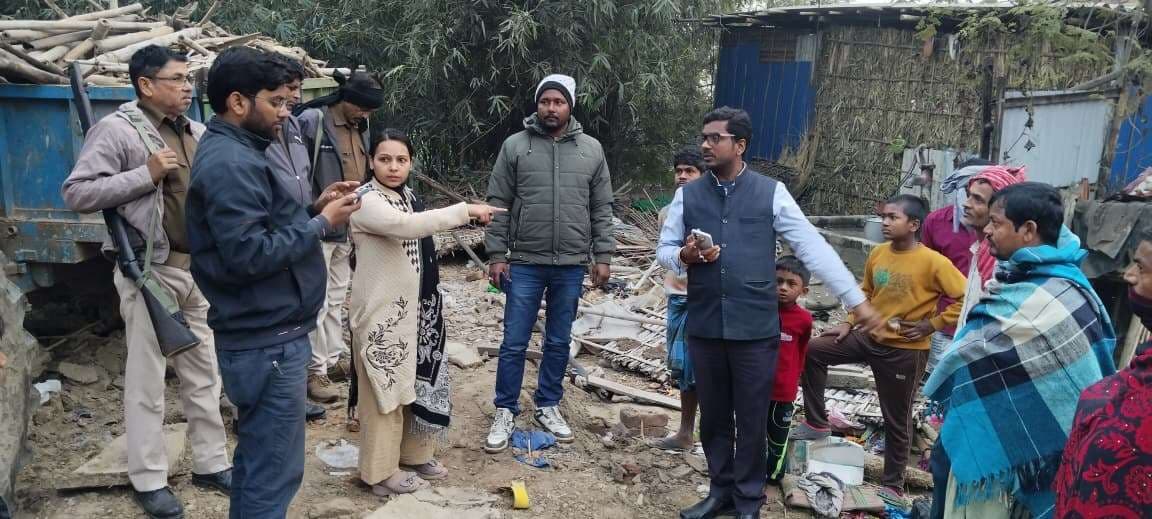 सरकारी भूमि को अतिक्रमण मुक्त कराने पहुंची सीओ