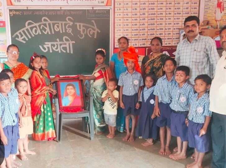 विद्यालयों में धूमधाम से मनायी गयी सावित्रीबाई फुले की जयंती