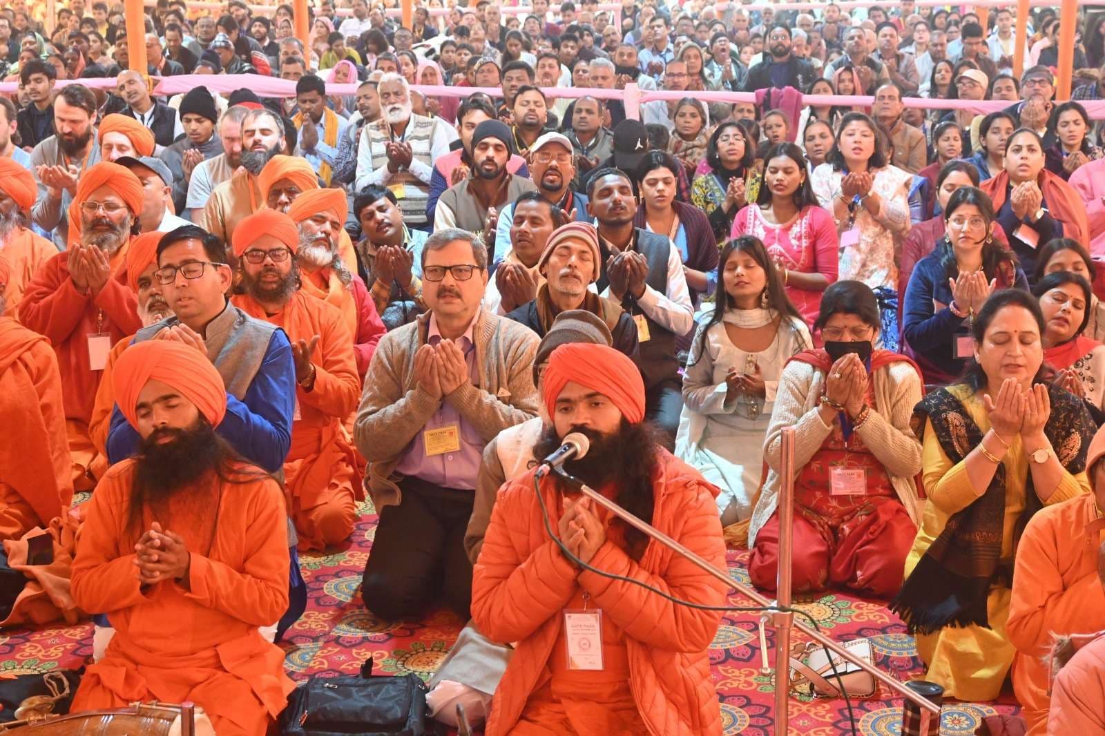 आनंद मार्ग के मंच पर बेस्ट भुक्ति प्रधान को सम्मानित किया