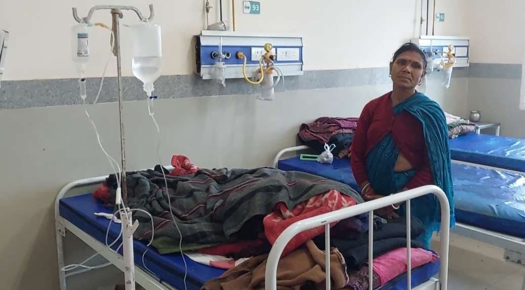 अलाव की चपेट में आने से अलग-अलग स्थानों पर सात महिलाएं झुलसीं