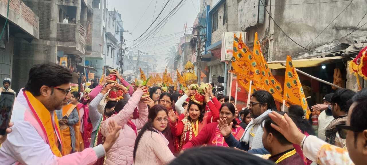डीजे की धुन पर कलश शोभा यात्रा में थिरकते रहे श्रद्धालु