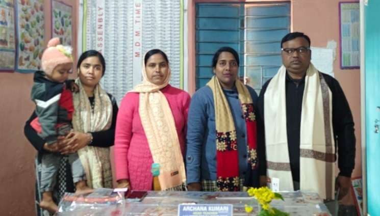 शिक्षिका ने शिक्षकों को अंगवस्त्र देकर किया सम्मानित