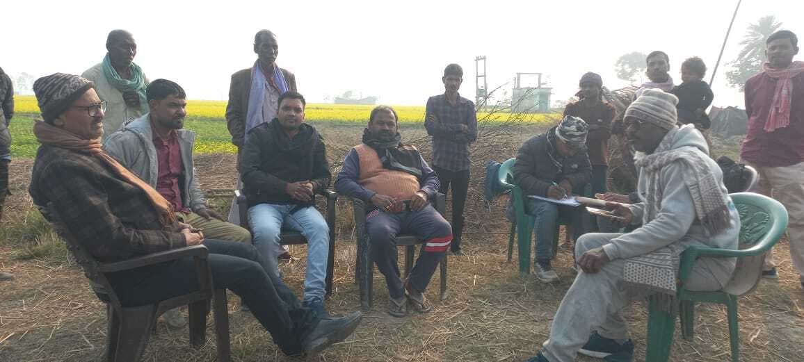 महादलित को दी भूमि की मापी अंचल अमीन ने की