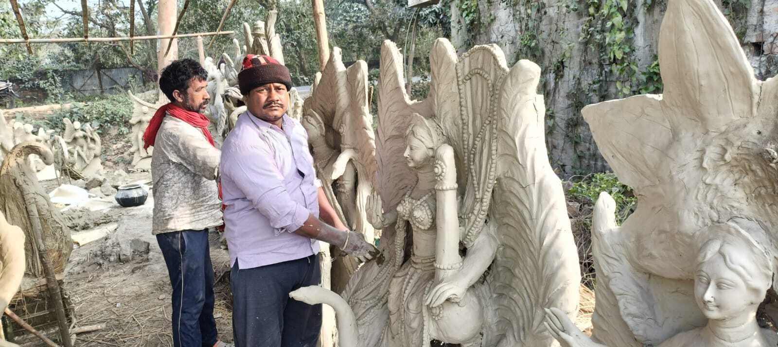 सरस्वती पूजा को ले मूर्ति को आकार दे रहे कलाकार