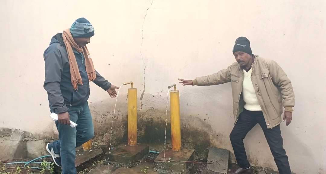 नल जल योजना हजारों लीटर शुद्ध पानी हो रहा बर्बाद