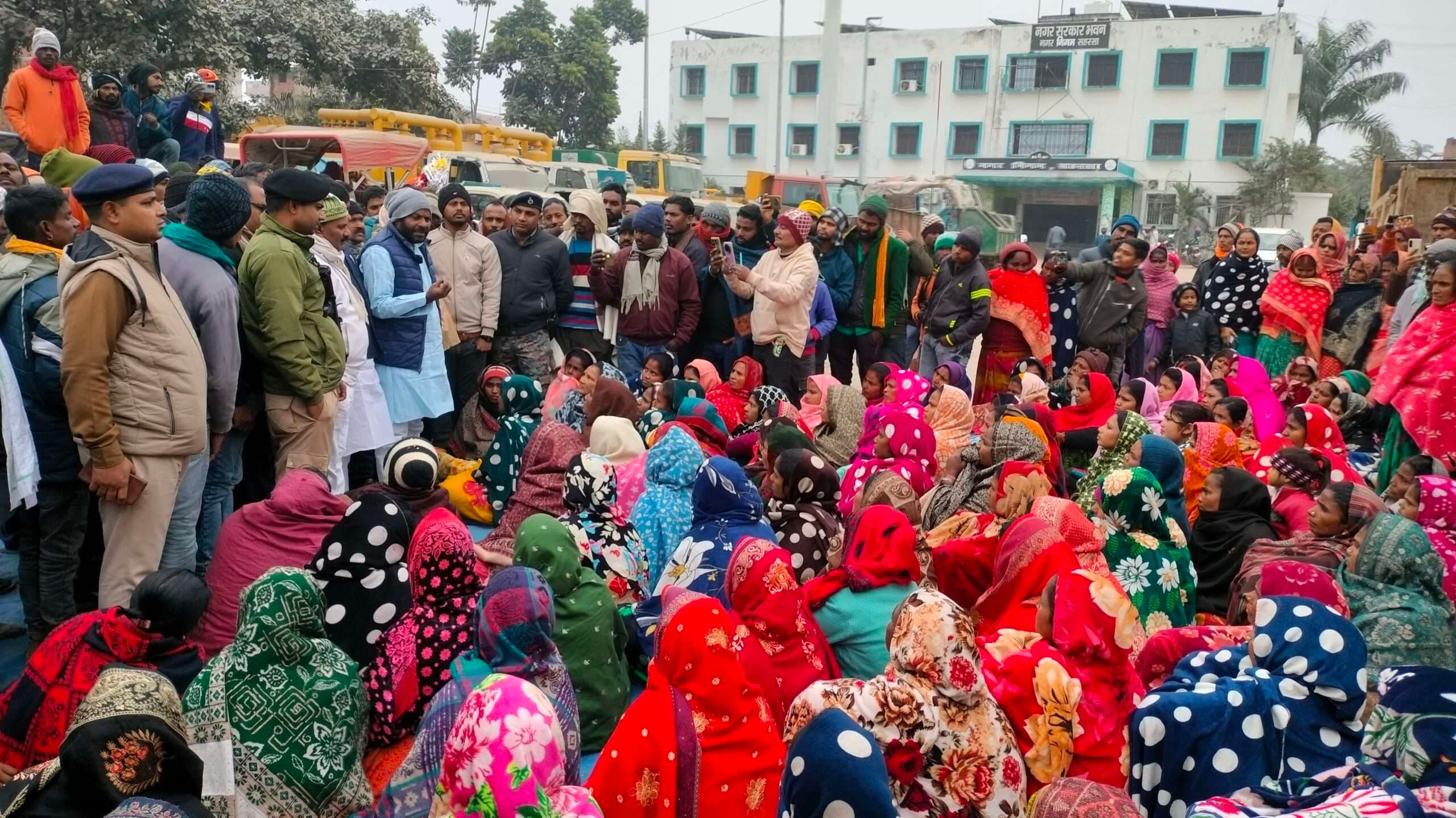 सफाई कर्मियों की हड़ताल से चौक-चौराहों पर जमा हो रहा कचरे का ढ़ेर