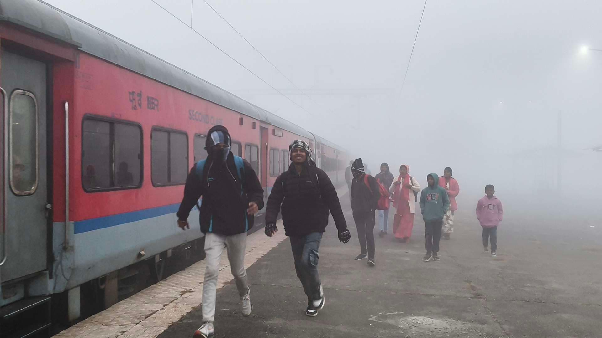 स्टेशन व चौक-चौराहों पर अलाव की व्यवस्था नहीं