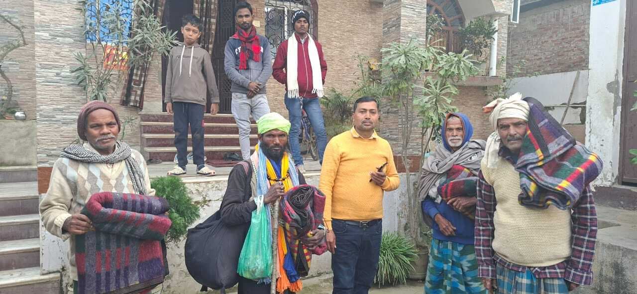 कड़ाके की ठंड में नगर पंचायत ने गरीबों के बीच बांटा कंबल