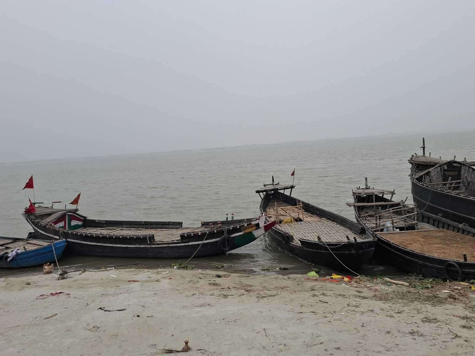 लालबथानी जाने वाली नाव बंद होने से यात्री हुए परेशान