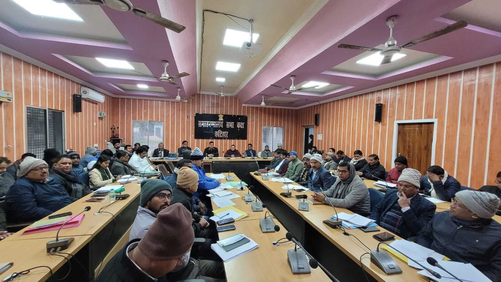 विभागीय निर्माण कार्य के लिए भूमि संबंधी अड़चनों को शीघ्र दूर करें: डीएम