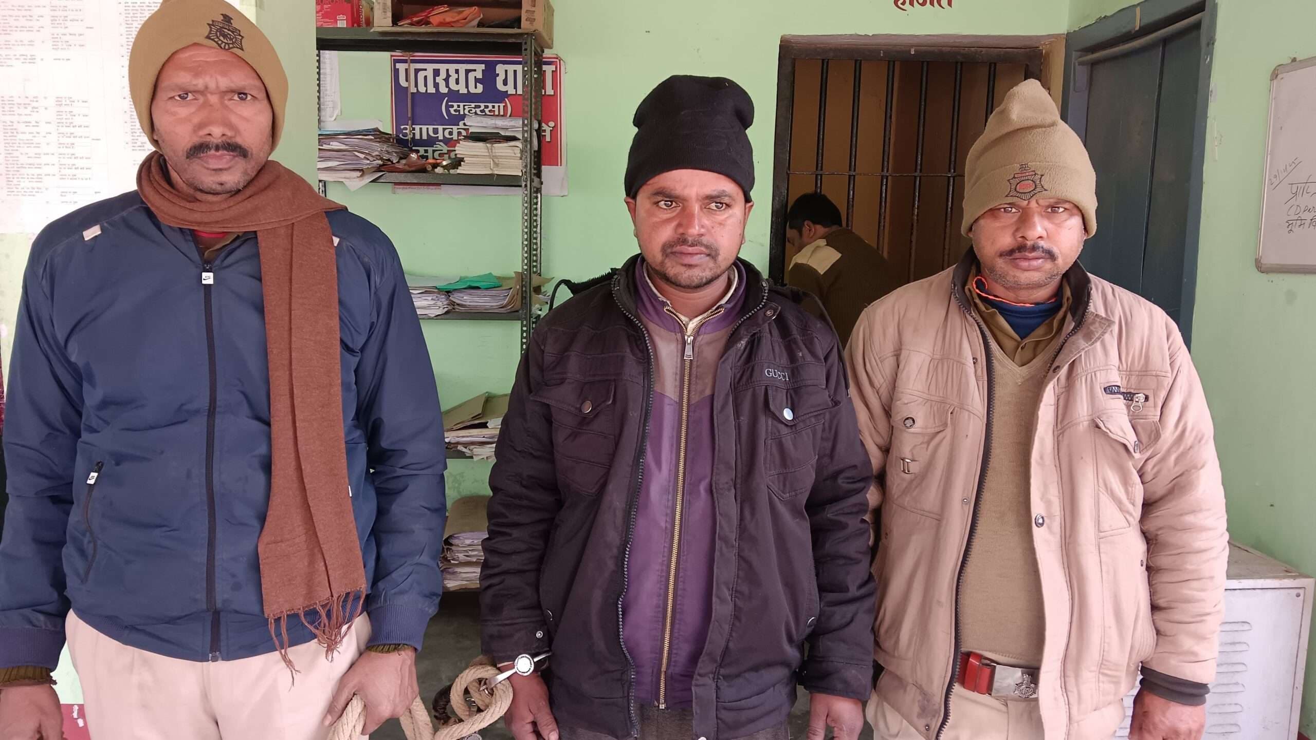 बारह लीटर देसी चुलाई शराब के साथ तस्कर गिरफ्तार