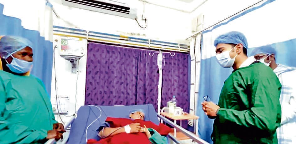 रामपुरहाट अस्पताल में सोनाली से मिले अभिषेक, बेटे का नाम रखा ‘आपन’