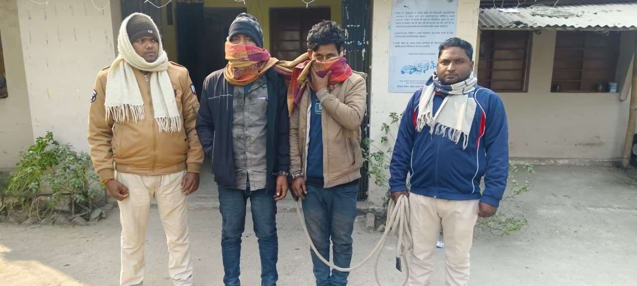 घर में घुसकर चोरी करने के आरोप में दो गिरफ्तार