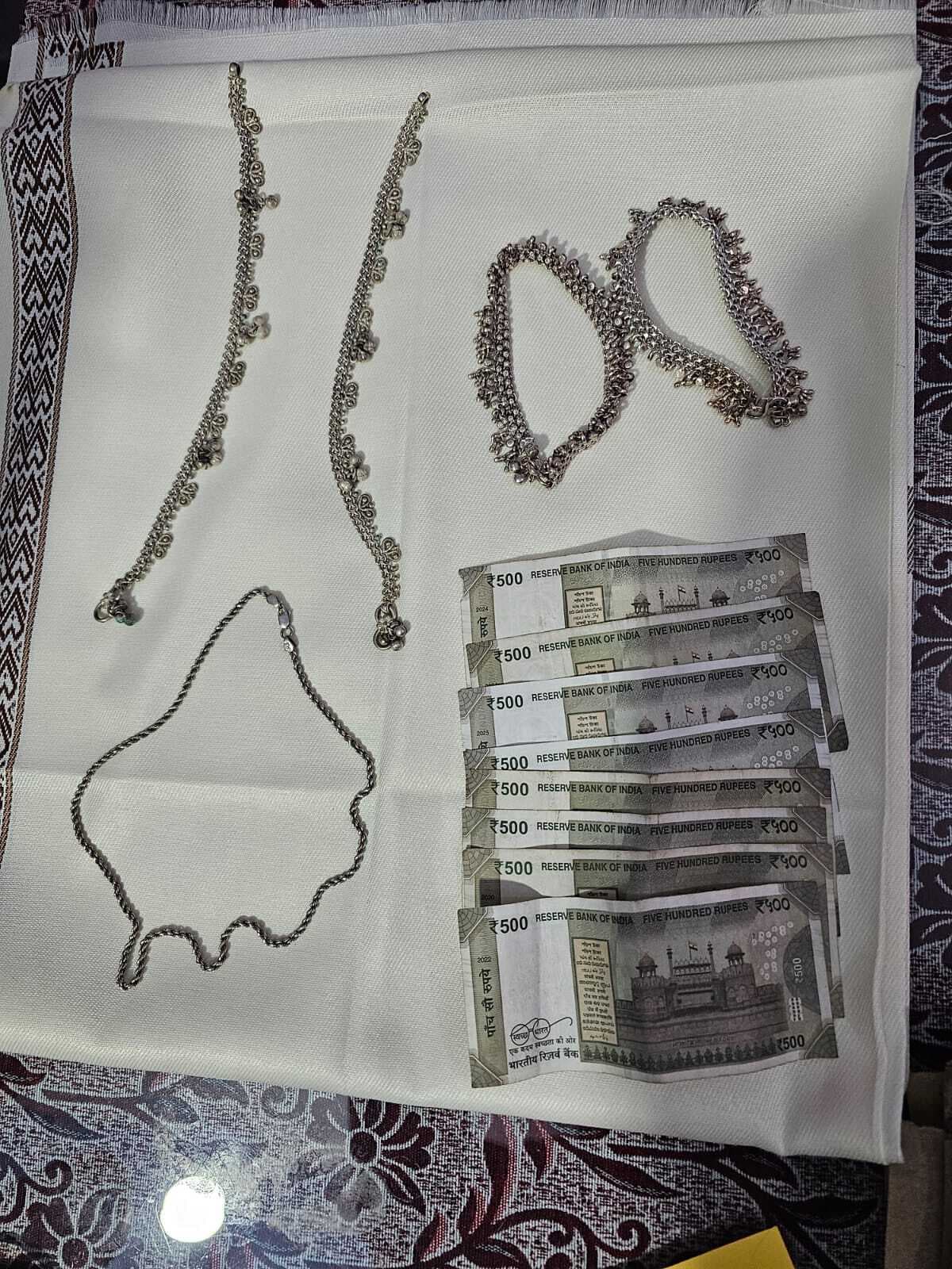 अलग-अलग जगहों से चोरी के सामान के साथ दो गिरफ्तार