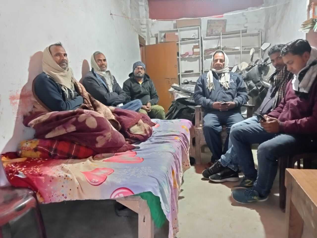 योजनाओं में धांधली को लेकर भूख हड़ताल पर बैठे वार्ड पार्षदष