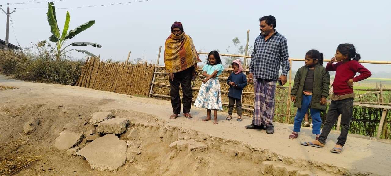 ग्रामीण पक्की सड़क टूटकर गड्ढों में हुई तब्दील, आवाजाही में परेशानी