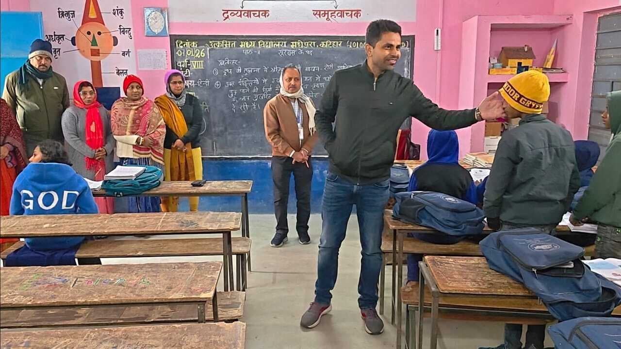बीडीओ ने किया उत्क्रमित मध्य विद्यालय मधेपुरा का निरीक्षण