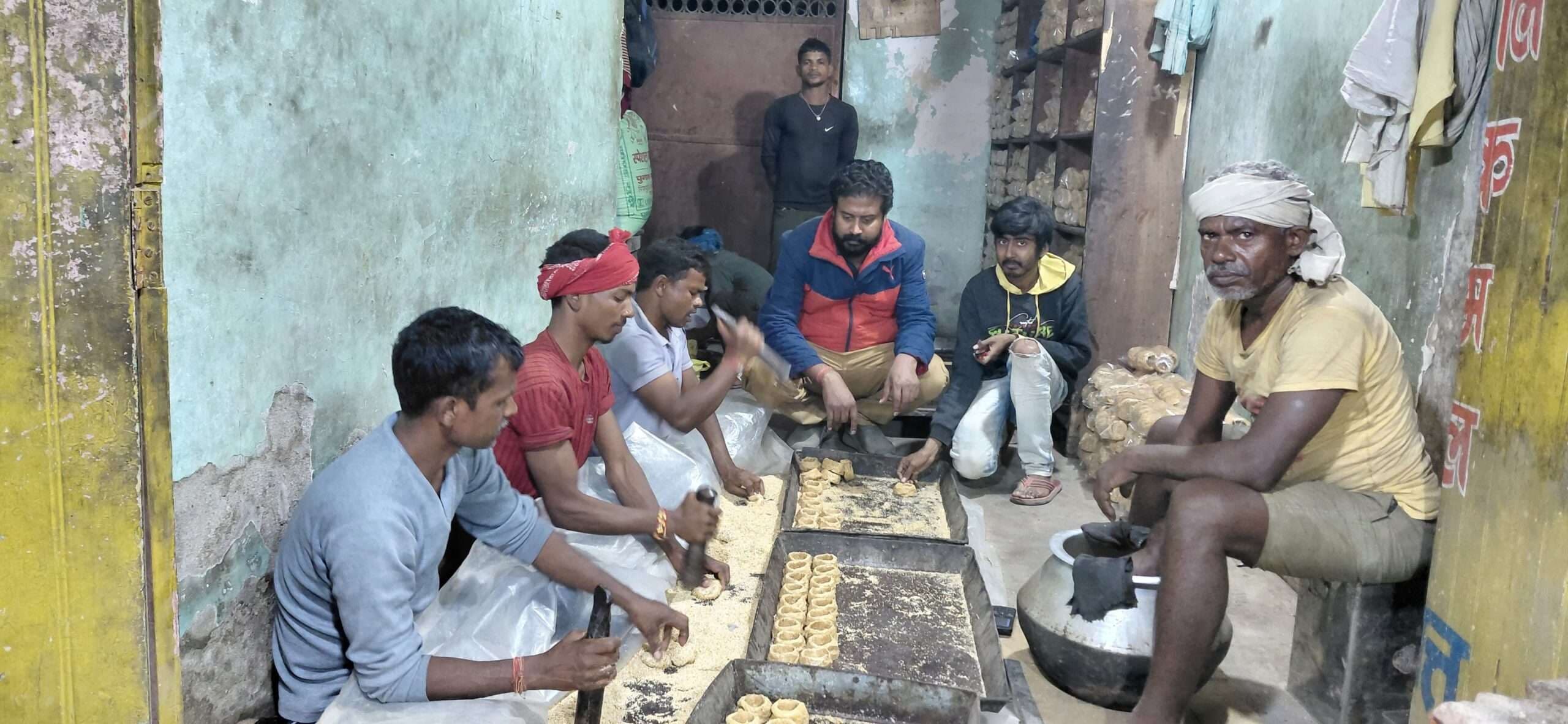 मकर संक्रांति को लेकर गुड़ व तिलकुट की सजा बाजार